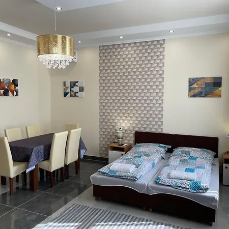Kovacs Apartmanhaz * 키슈쿤헐러시