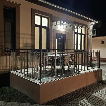Kovacs Apartmanhaz * 키슈쿤헐러시